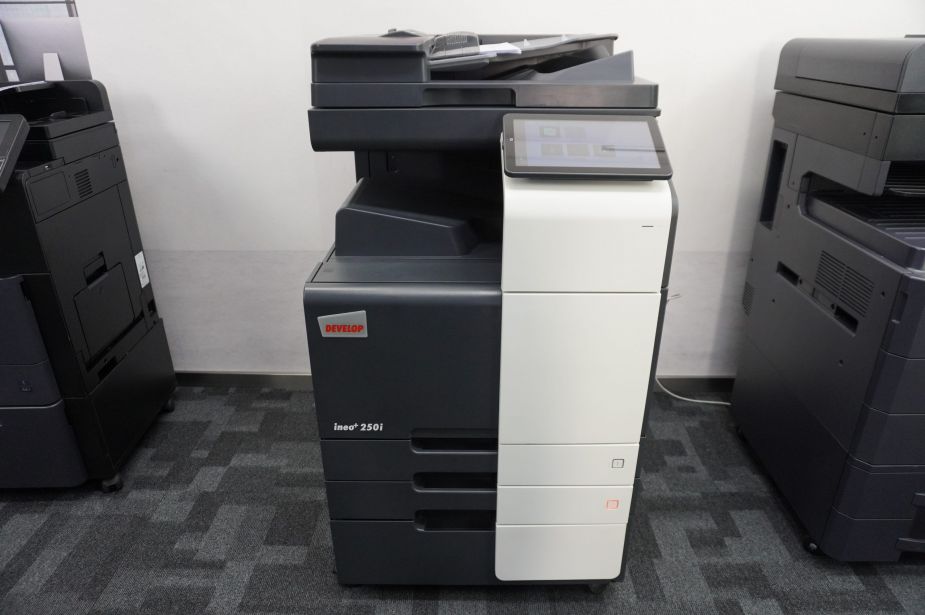 Develop Ineo +250i (Bizhub C250i) DIN A3/A4 Farbkopierer Netzwerk-Laserdrucker Scanner und 2 Kassetten Nur 46.000 Gesamtseiten!