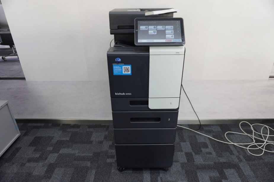 Konica Minolta Bizhub 4050i A4 Farblaserdrucker Kopierer Netzwerkdrucker Dual-Scanner 2 Kassetten und Unterschrank!