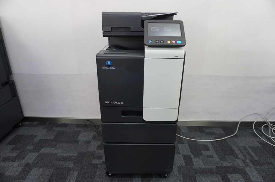 Konica Minolta Bizhub C3320i A4 Farblaserdrucker Kopierer Netzwerkdrucker mit 1 Kassette Unterschrank und DUAL-Scan! Nur 551 Seiten!