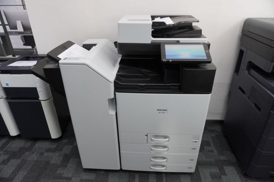 Ricoh IMC3010 A3/A4 Digital-Farbkopierer + Netzwerk-Farb-Laserdrucker + Scanner + 4 Kassetten + Fax + Finisher!